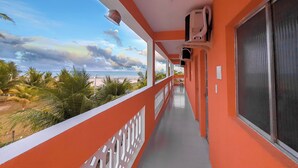Un pasillo con vista a la playa y palmeras.