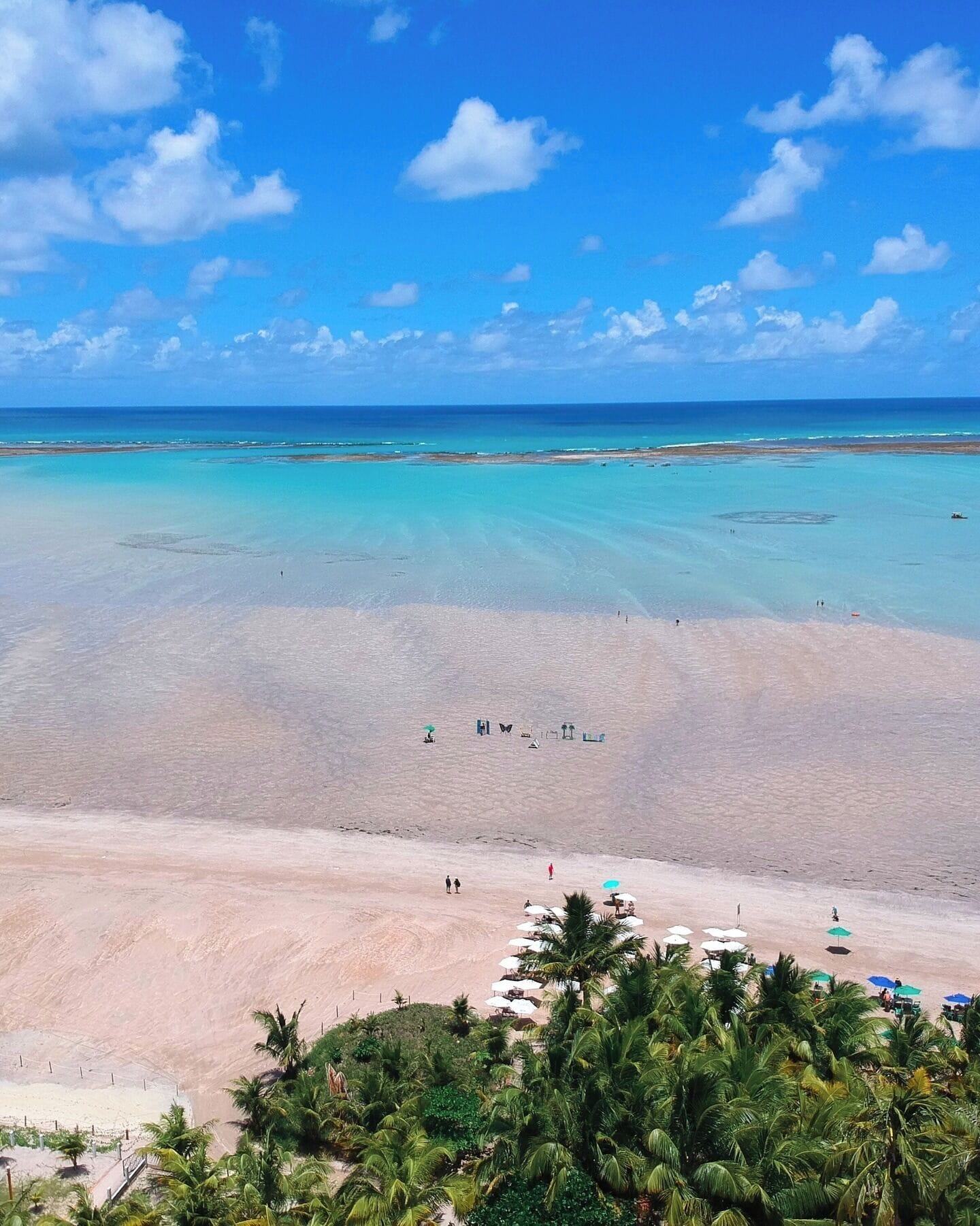 Na praia, areia branca, bar na praia 