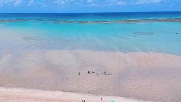 Na praia, areia branca, bar na praia
