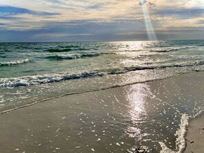 Nära stranden, solstolar och strandhanddukar