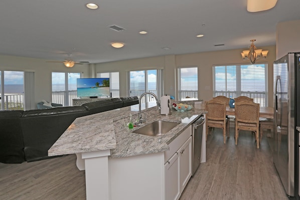 Condo, varias camas (Surfside 16) | Interior