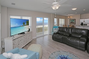 Condo, varias camas (Surfside 16) | Área de sala de estar