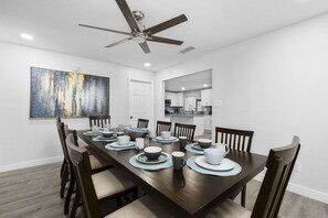 Dining - Spacious luxury Family Home near UF & Santa Fe (Gainesville)