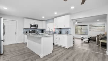 Refrigerador, microondas, horno y parrilla de estufa