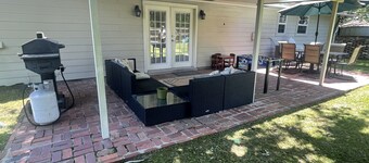 Coastal Blue. 2 minutes to Gulf of Mexico. Private backyard for BBQ/entertaining