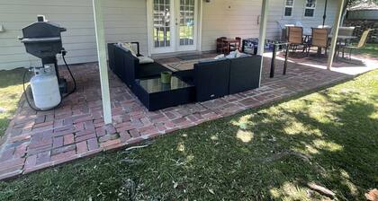 Coastal Blue. 2 minutes to Gulf of Mexico. Private backyard for BBQ/entertaining