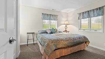 4 slaapkamers, een bureau, een strijkplank/strijkijzer, gratis wifi