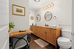 Ensemble douche/baignoire, sèche-cheveux, serviettes fournies, savon
