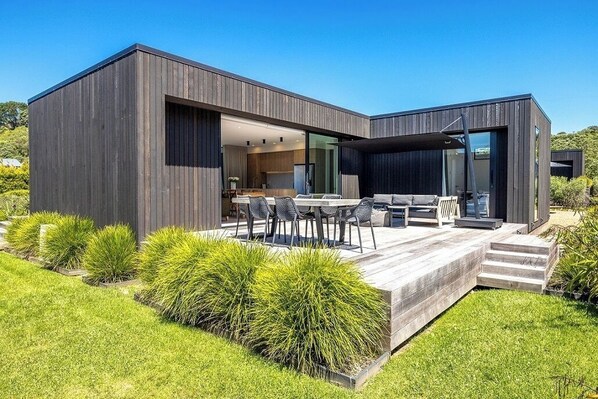 Outdoor dining - 2 min walk to the glorious white sands of Onetangi beach (Waiheke Island)