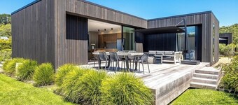 2 min walk to the glorious white sands of Onetangi beach