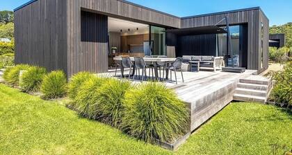 2 min walk to the glorious white sands of Onetangi beach