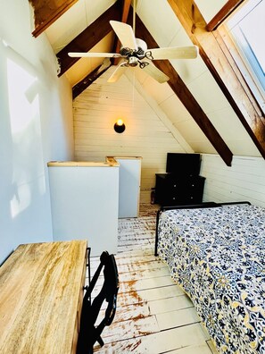 2 bedrooms, desk, iron/ironing board, free WiFi - Peaceful 2BR Cabin - Davis • Thomas • Canaan • Timberline Ski-Hike-Ride in WV! (Davis)