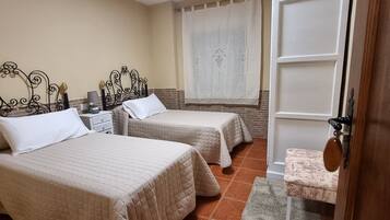 3 soveværelser, pengeskab på værelset, skrivebord, strygejern/strygebræt