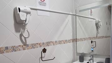 Bruser, hårtørrer, håndklæder, Sæbe