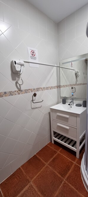 Dusj, hårføner, håndklær og såpe