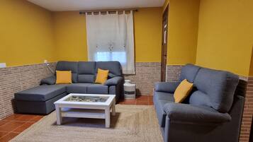 Een smart-tv, een open haard, een filmbibliotheek en een stereo