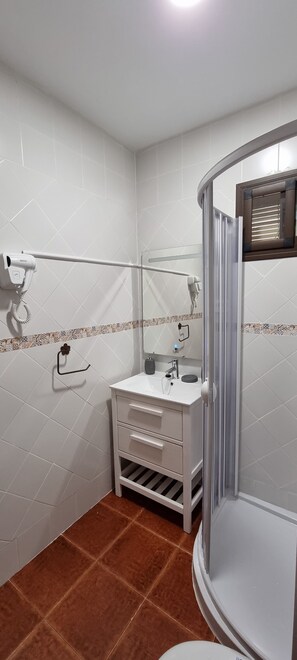 Dusche, Haartrockner, Handtücher, Seife
