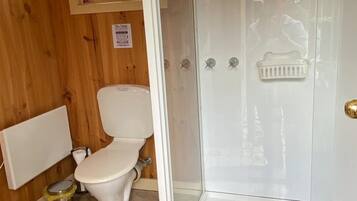 Douche, sĂšche-cheveux, serviettes fournies, savon