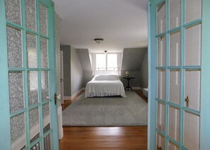 5 bedrooms, desk, iron/ironing board, travel cot