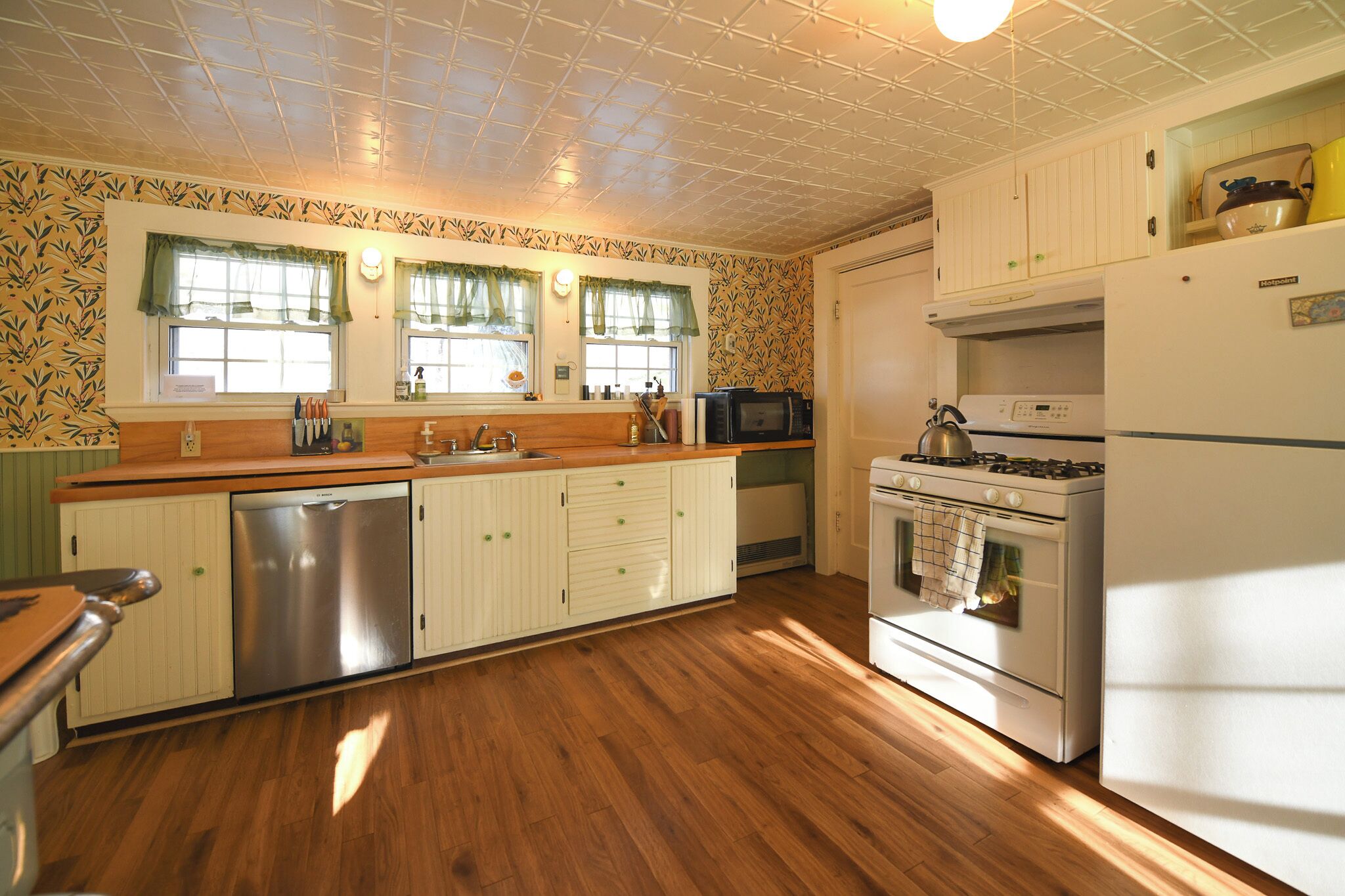 Jääkaappi, mikroaaltouuni, uuni, liesi