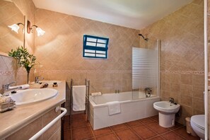 Combined shower/bathtub, hair dryer, towels - Rustic Villa with pool near Olhao (Moncarapacho)