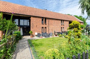 Exterior - 1880's Barn Conversion - Sleeps 4 & Pet Friendly (Runham)
