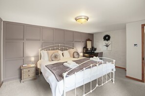 2 bedrooms, iron/ironing board, WiFi, bed sheets - 1880's Barn Conversion - Sleeps 4 & Pet Friendly (Runham)