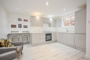 Fridge, microwave, oven, stovetop - Impeccable 6-Bed House in Ramsgate, Harbour views (Ramsgate)