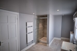 Combined shower/bathtub, hair dryer, towels - Impeccable 6-Bed House in Ramsgate, Harbour views (Ramsgate)