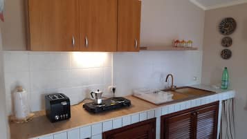 Réfrigérateur, micro-ondes, plaque de cuisson, cafetiÚre/bouilloire