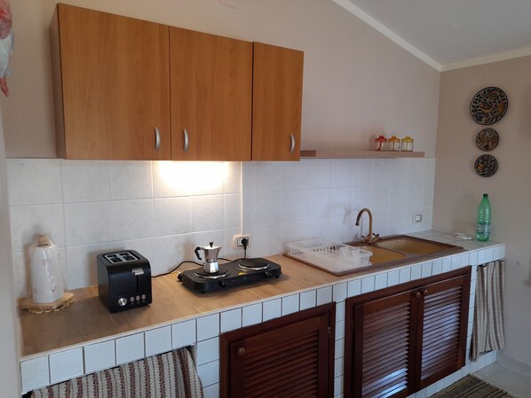 Geladeira, micro-ondas, cooktop, cafeteira/chaleira