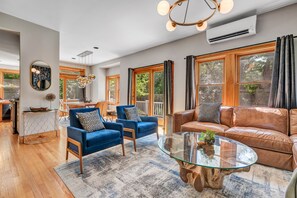 Smart TV, chimenea, libros y estéreo