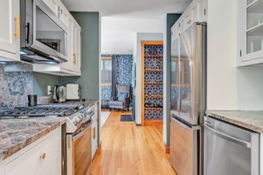 Réfrigérateur, four à micro-ondes, un four, surface de cuisson