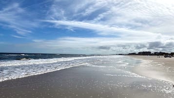 Beach nearby, sun-loungers, beach towels