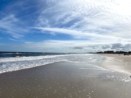 Beach nearby, sun-loungers, beach towels. Luxury Oasis Stylish Beach Condo 2bed/2bath