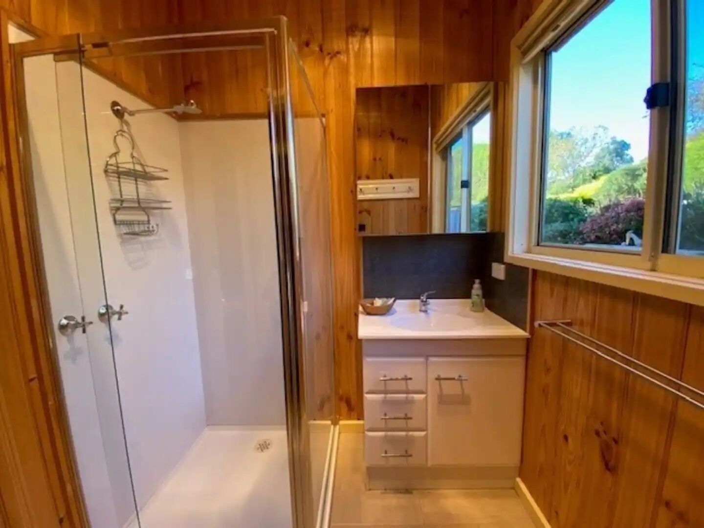 Douche, sèche-cheveux, serviettes fournies, savon