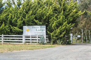 Property grounds - Daisy Hill Lodge Bonnie Doon Lodge 2 (Bonnie Doon)