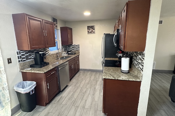 Kjøleskap, mikrobølgeovn, ovn og kokeplater