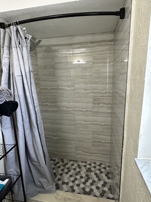 Dusche, Haartrockner, Handtücher, Seife