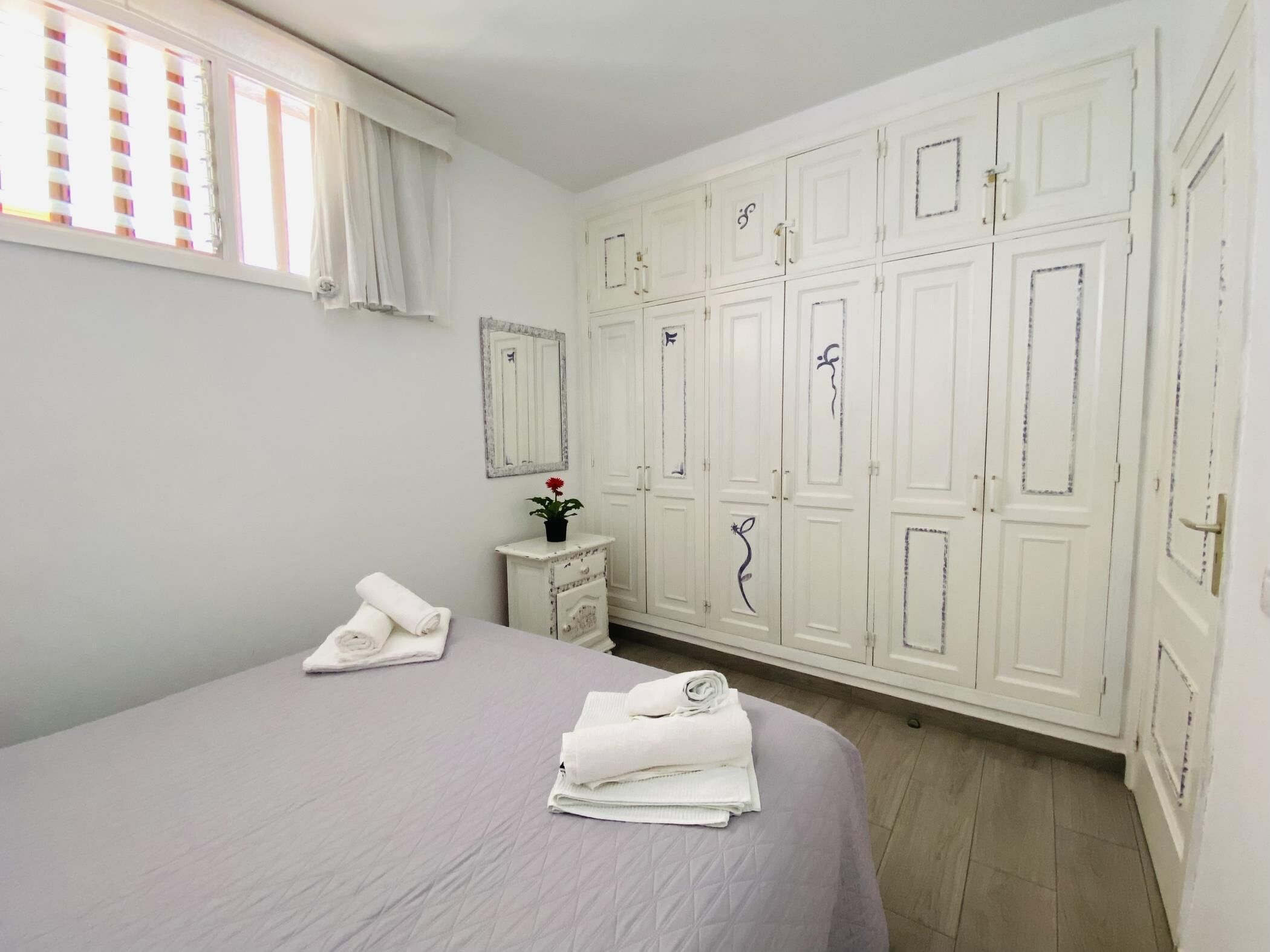 1 habitación, tabla de planchar con plancha, internet y ropa de cama 