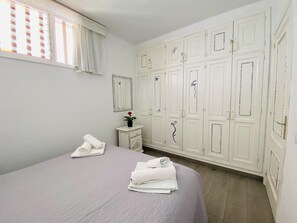 1 غرفة نوم ومكواة/لوح كي وخدمة الإنترنت وملاءات أسرّة