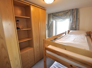 3 habitaciones, tabla de planchar con plancha, wifi y ropa de cama 