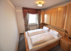 2 habitaciones, tabla de planchar con plancha, wifi y ropa de cama 