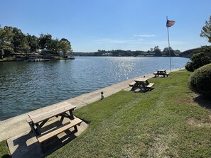Outdoor dining - Relaxation Destination--updated lakefront condo just steps from Lake Hamilton!!! (Hot Springs)