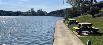 Relaxation Destination--updated lakefront condo just steps from Lake Hamilton!!!