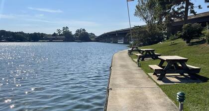 Relaxation Destination--updated lakefront condo just steps from Lake Hamilton!!!