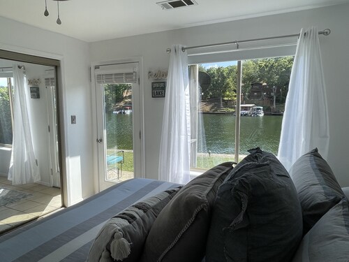 Relaxation Destination--updated lakefront condo just steps from Lake Hamilton!!!