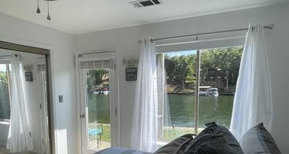 Relaxation Destination--updated lakefront condo just steps from Lake Hamilton!!!