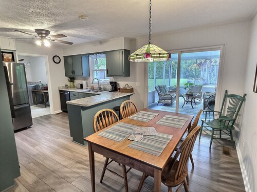 Updated cottage across from Lake Barkley, awesome patio, pets welcome!