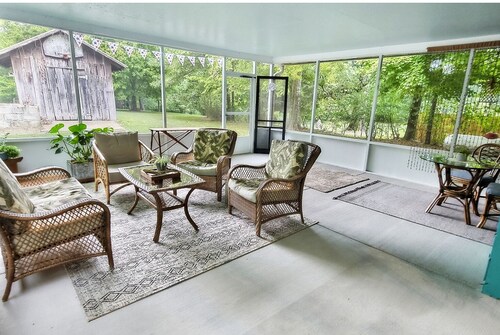Updated cottage across from Lake Barkley, awesome patio, pets welcome!